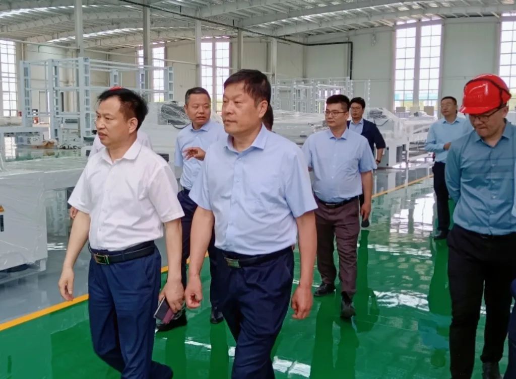 日照银行青岛分行党委书记安佰刚一行赴千亿球友会绿色新型建材产业基地考察调研
