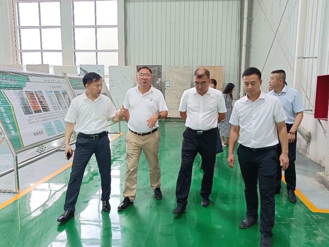 青岛市建筑节能与产业化发展中心主任李毅到青岛千亿球友会智能建造新材料科技有限公司参观调研